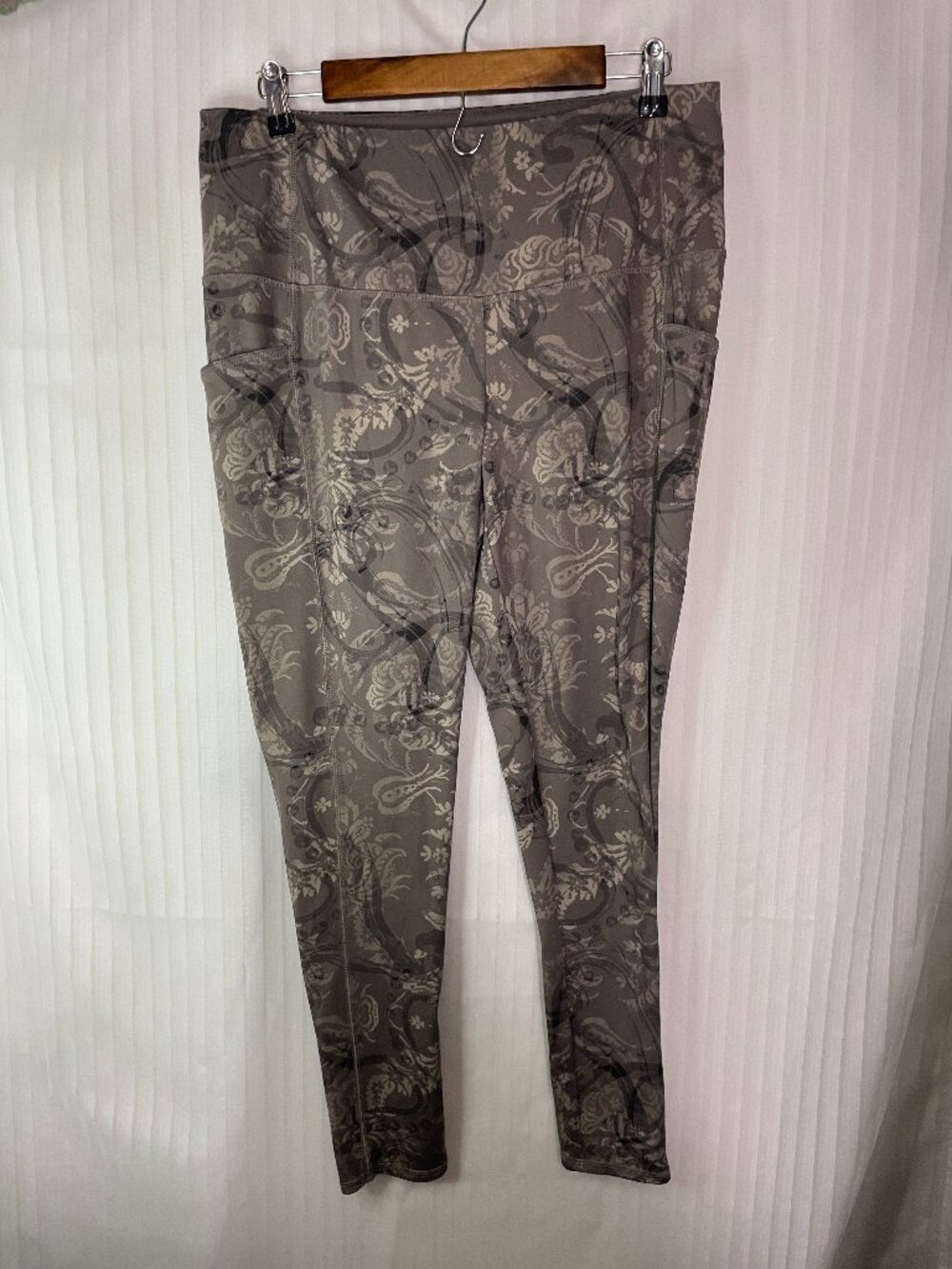 Chico's Zenergy Paisley Print High Rise Leggings Women's Size 2 (L/12) Gray Yoga